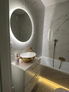 Nowe luksusowe Apartamenty MANUFAKTURA-Prywatny na wyłączność-Wanna-Zamykany ogrodzony Parking, Blok,Niskie pietro-cisza i spokój - 0