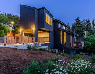 3 min to UO with amazing views! Central to all! - 0