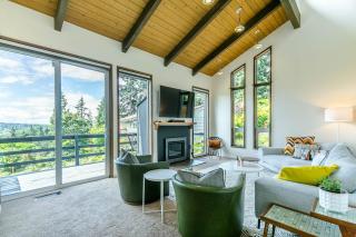 3 min to UO with amazing views! Central to all! - 7