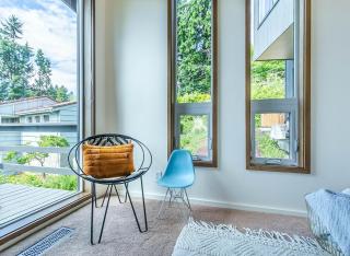 3 min to UO with amazing views! Central to all! - 5