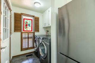 3 min to UO with amazing views! Central to all! - 1