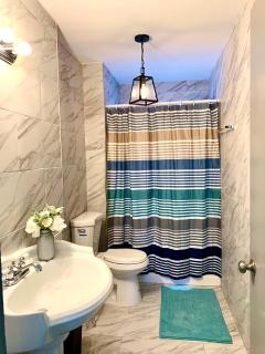 5BR Niagara Getaway Prime Location-Sleeps 10 - 4