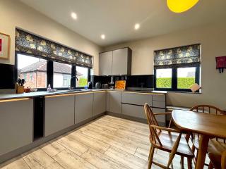 Spacious 4-Bed Home - Oswestry - Families & Groups - 7