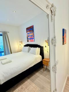 BIG FUN Flat in City Centre with Patio & Parking - 7