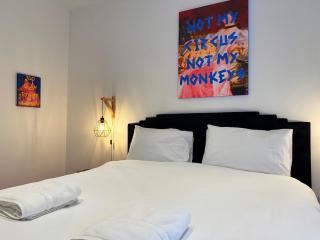 BIG FUN Flat in City Centre with Patio & Parking - 5