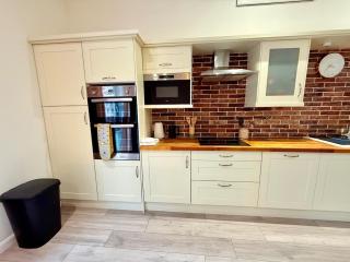 BIG FUN Flat in City Centre with Patio & Parking - 4