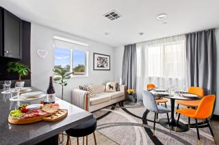 Spacious Luxury Villas in the heart of LA! Free parking and Jacuzzi - 0