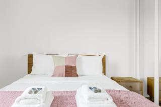 Delightful 1BR Apt with Terrace and Great Travel Links - 8