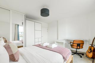 Delightful 1BR Apt with Terrace and Great Travel Links - 6