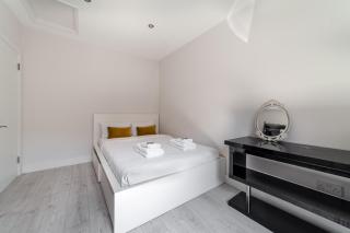 Inviting 2BR Bungalow near iconic Alexandra Place - 3