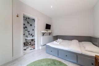 Inviting 2BR Bungalow near iconic Alexandra Place - 1