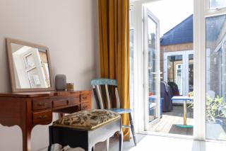 Inviting 2BR Bungalow near iconic Alexandra Place - 2