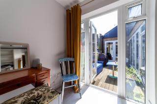 Inviting 2BR Bungalow near iconic Alexandra Place - 6