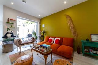 Inviting 2BR Bungalow near iconic Alexandra Place - 8