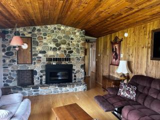 Cozy Farmhouse B&B Retreat - 1