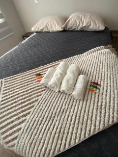 PUCÓN CENTRO SOÑADO, DEPTO NUEVO con Aire Acondicionado, Camas y Plumones ROSEN, 2 Dorm, 2 Baños, 1 Estacionamiento Subterráneo, Terraza, Wifi Alta Velocidad, Ascensor, posibilidad de visualizar El Volcán, a pasos del Casino ENJOY - 3