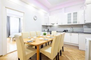 Central - Large - Balcony - Comfy - AC - 5