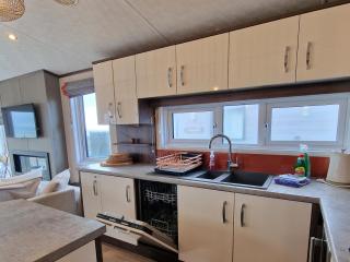 The Lazy Lobster, Beachfront Lodge, Selsey - 2