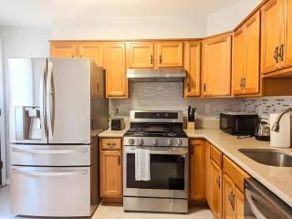 Cozy Home in DC Free Parking & Walk to Metro - 6