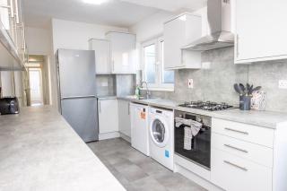 Sunny 3BR Home Near Portsmouth Park - 1