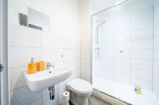 Modern Two-Bedroom Apartment in Bradford - 1