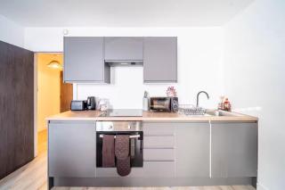 Modern Two-Bedroom Apartment in Bradford - 4