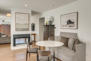 7 Mi to Dtwn and Lake Erie Sleek Cleveland Apt! - 5