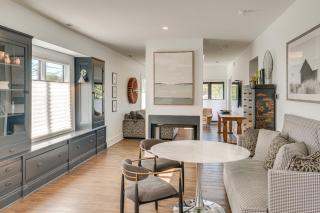 7 Mi to Dtwn and Lake Erie Sleek Cleveland Apt! - 4