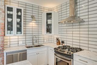 7 Mi to Dtwn and Lake Erie Sleek Cleveland Apt! - 2