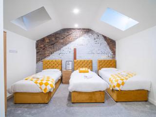 Spacious 2-Bedroom Flat in Bradford - 1