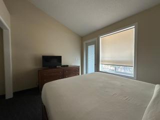 NEAR BANFF Spacious 2 bedroom Townhouse - 4