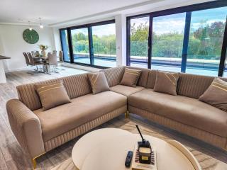 Luxury 3 Bedroom Penthouse Apartment - 9