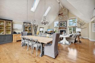 Main Destination by Juniper Holiday + Home - 2