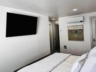 North End - Hyde Park - Hot Tub-21 Miles To Bogus! - 8