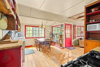 Riverfront Retreat - Mt Hood Views Sleeps 4 - 7