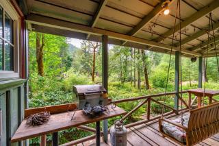 Riverfront Retreat - Mt Hood Views Sleeps 4 - 3