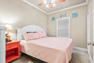 Upscale Beach Haven, Golf Cart, Linens included - 1