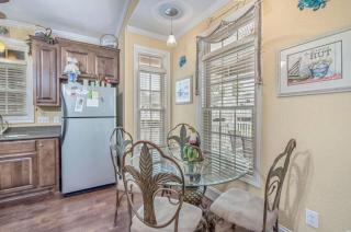 The Tiki Hut, Grillin and Chillin - 7