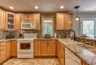 Memorable "Deer & Doe" by HoneyBearCabins 4BR 3BA, Mountain View Deck, Farmhouse Decor, Fireplace, 3 Acres - 1