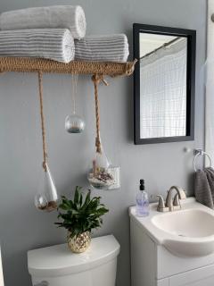 Beautiful 1 Bedroom Home with Bonus Room & Jacuzzi - 2