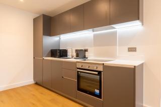 Modern City Centre Flat with Terrace, Parking & Long Stay Friendly - 5