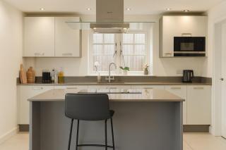 Relaxing 3BR Home wGarden & Parking near M1 and A46 - 8