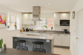 Relaxing 3BR Home wGarden & Parking near M1 and A46 - 7