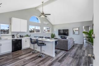 Walk to Ocean Beach Stylish 2BR Apt with Patio - 8