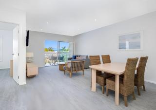 One-Bedroom Lagoon Spa Apartment - 2