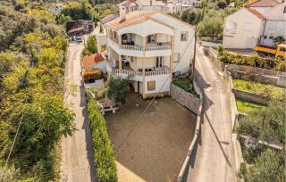 Gorgeous Apartment In Lukoran With House Sea View - 1