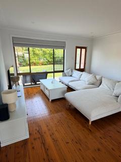 3 Bedroom Light-filled Family Retreat with Garden & BBQ - 0