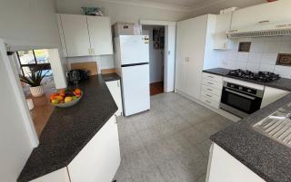 3 Bedroom Light-filled Family Retreat with Garden & BBQ - 1