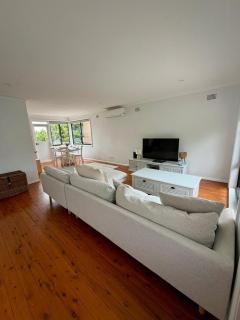 3 Bedroom Light-filled Family Retreat with Garden & BBQ - Frenchs Forest - 9