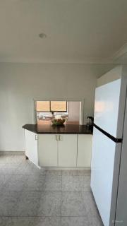 3 Bedroom Light-filled Family Retreat with Garden & BBQ - Frenchs Forest - 2